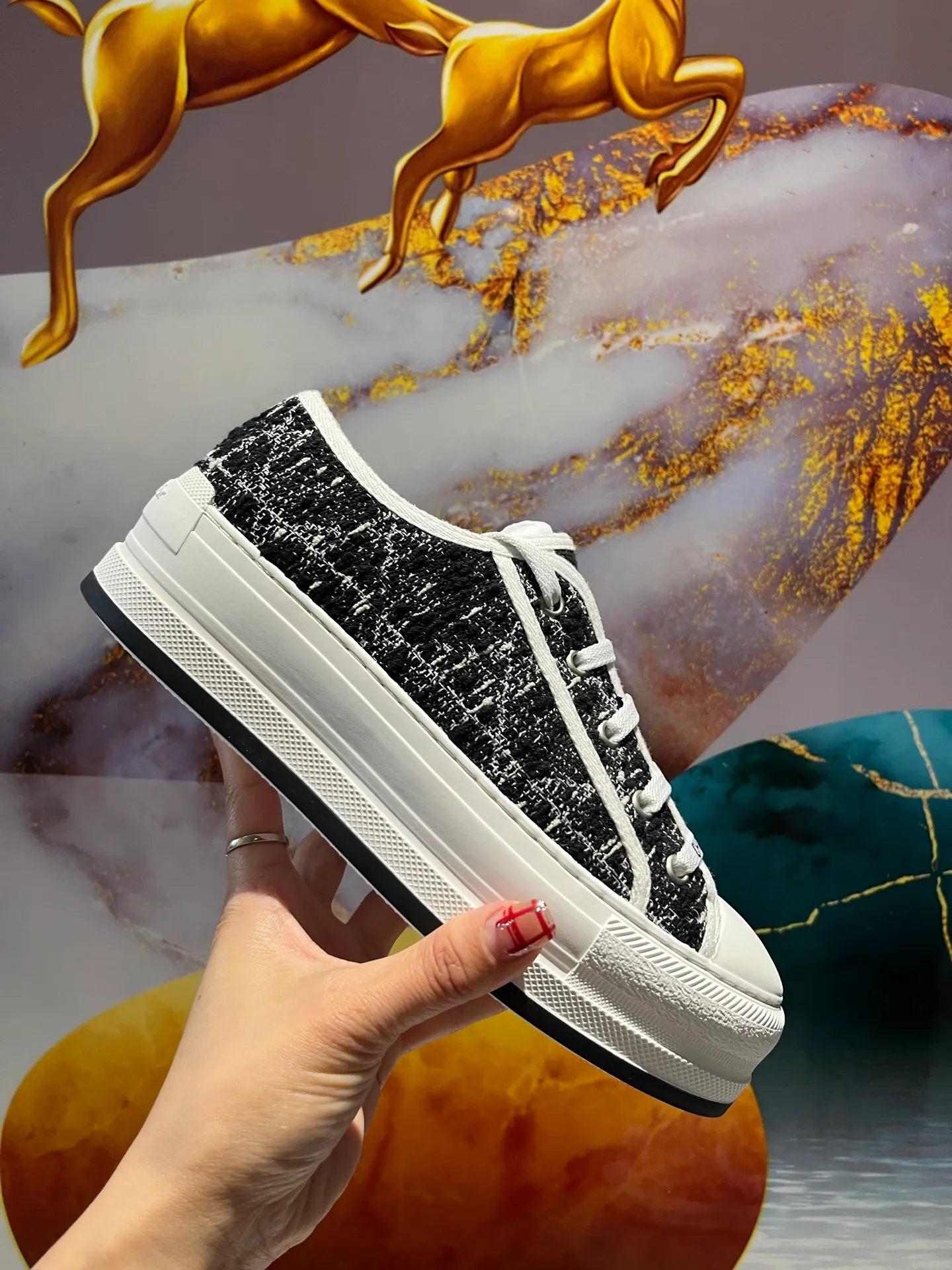 👟👟Ex-factory price 520👟👟 Walk‘n’Dior embroidered mid-top casual shoes are new in 2025. On the fashion stage, Dior embroidered shoes are the well-deserved protagonist. Delicate stitching is used on the upper, every stitch is devoted to the craftsman's efforts, and every thread is woven with artistic poetry. From complex floral patterns to smart geometric textures, embroidery is like the magic that gives shoes life, allowing them to show dynamic beauty even in static conditions.   Wearing Dior embroidered shoes feels like stepping into a dream world full of art. It is not only a pair of shoes, but also a walking piece of art that perfectly integrates fashion and culture. Whether you are strolling on the bustling city streets or attending important social occasions, Dior embroidered shoes can add unique charm to your style and become the focus of everyone's attention.   Choosing Dior embroidered shoes means choosing a persistent pursuit of quality and a unique understanding of fashion. Let it accompany you through every wonderful moment and leave your own fashion mark.  Material: Sheepskin lining, feet, silk cowhide, size 35-41, heel height 5cm